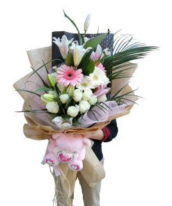 RUŽE, GERBERI I LJILJANI U BUKETU