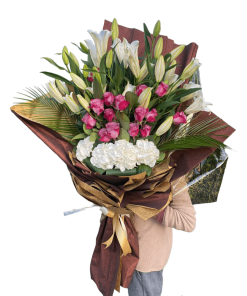 RUŽE, HORTENZIJA I LJILJANI U BUKETU