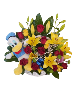 CRVENE RUŽE, ŽUTI LJILJANI I PLIŠANA IGRAČKA U KORPI